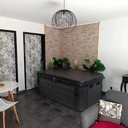 Evasion Romantique Avec Jacuzzi Interieur Apartment