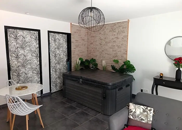 Evasion Romantique Avec Jacuzzi Interieur Apartman